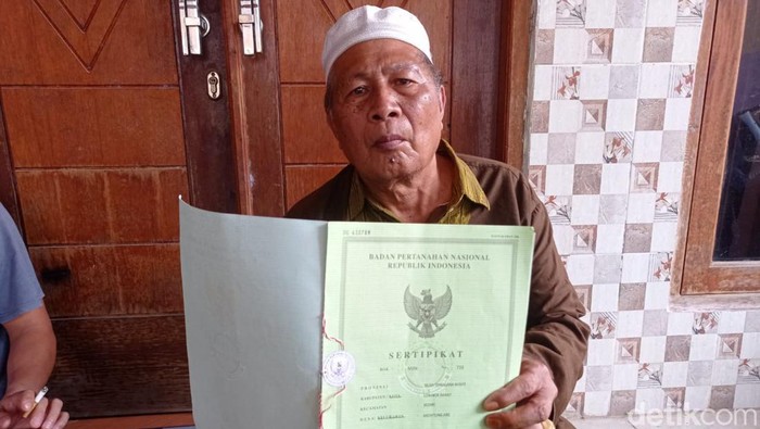 Saerozi (64) warga Dusun Nyiur Gading Desa Montong Are Kecamatan Kediri Lombok Barat yang memolisikan ibunya bernama Rakyah (84), Jumat (13/10/2023).
