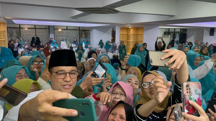 Anies dan Cak Imin hadiri acara di Masjid Tebet