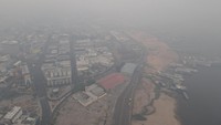 Asap akibat kebakaran hutan di Amazon terlihat di pelabuhan Manaus, Brasil, Kamis (12/10/2023).  
