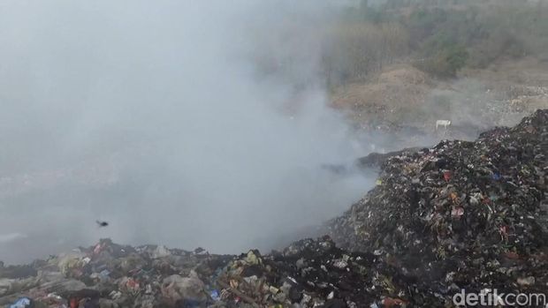 Asap tebal kebakaran TPA Cikolotok Purwakarta