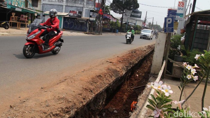 Awas Terperosok, Galian di Tangsel Ini Tanpa Pembatas Sebuah proyek galian di Cirendeu, Tangsel, ini tidak memiliki pembatas jalan. Dikhawatirkan kendaraan yang melintas terperosok apabila tidak hati-hati.
