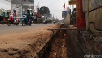 Proyek gorong-gorong yang tengah dikerjakan ini tampak tidak memiliki pembatas jalan.  
