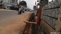 Pengendara dapat terperosok ke got apabila tidak hati-hati. Diketahui, sebuah truk pernah terperosok di sekitar lokasi tersebut.  