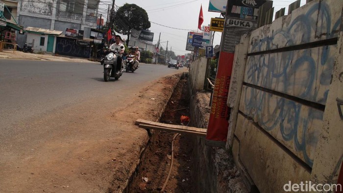 Sebuah proyek galian di Cirendeu, Tangsel, ini tidak memiliki pembatas jalan. Dikhawatirkan kendaraan yang melintas terperosok apabila tidak hati-hati.