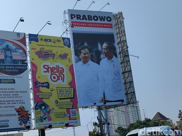 Baliho bergambar bakal calon presiden (capres) Prabowo Subianto dan Presiden Joko Widodo (Jokowi) kembali mejeng di Flyover Manahan, Solo, Jumat (13/10/2023).