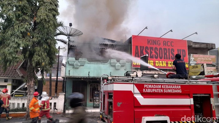 Bangunan dua lantai yang terbakar di Kabupaten Sumedang.