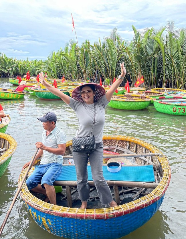 Ketika berada di Vietnam Bella tampak menjajal naik perahu di sebuah sungai area Hoi An. Tak lupa dirinya pun memamerkan pose bahagianya berdiri di atas perahu berbentuk bulat tersebut. Foto: Instagram/@bellasaphiraofficial