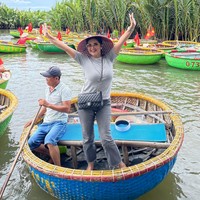 Ketika berada di Vietnam Bella tampak menjajal naik perahu di sebuah sungai area Hoi An. Tak lupa dirinya pun memamerkan pose bahagianya berdiri di atas perahu berbentuk bulat tersebut. Foto: Instagram/@bellasaphiraofficial