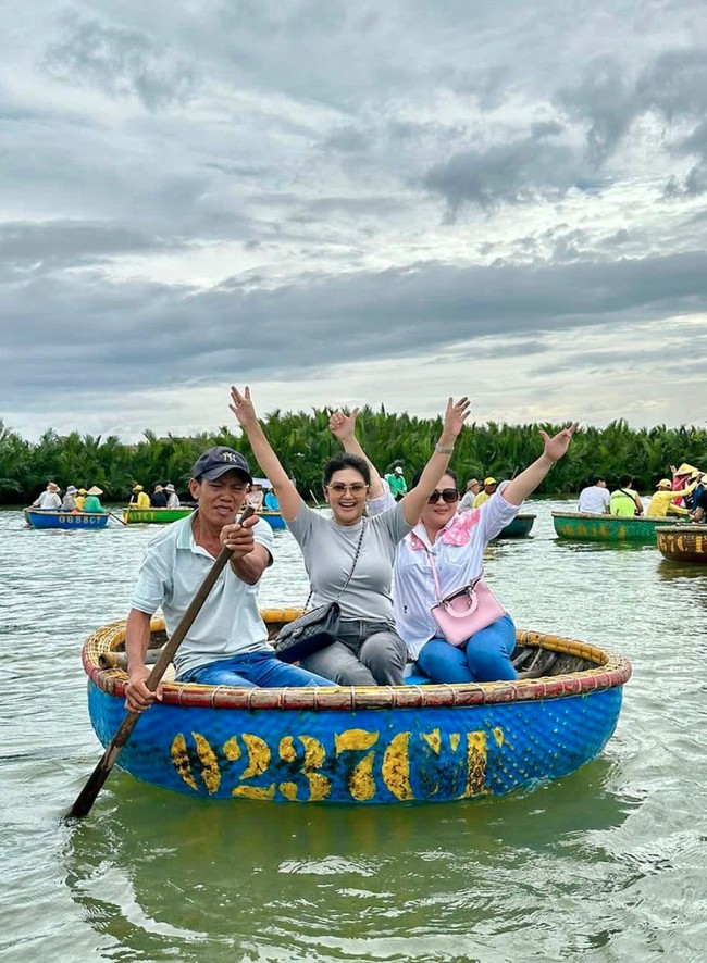 Tampak begitu menikmati masa-masa liburannya, pesona Bella Saphira terlihat begitu terpancar. Meski saat ini sudah berusia 50 tahun namun Bella masih terlihat awet muda dan kian memesona. Foto: Instagram/@bellasaphiraofficial