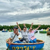 Tampak begitu menikmati masa-masa liburannya, pesona Bella Saphira terlihat begitu terpancar. Meski saat ini sudah berusia 50 tahun namun Bella masih terlihat awet muda dan kian memesona. Foto: Instagram/@bellasaphiraofficial