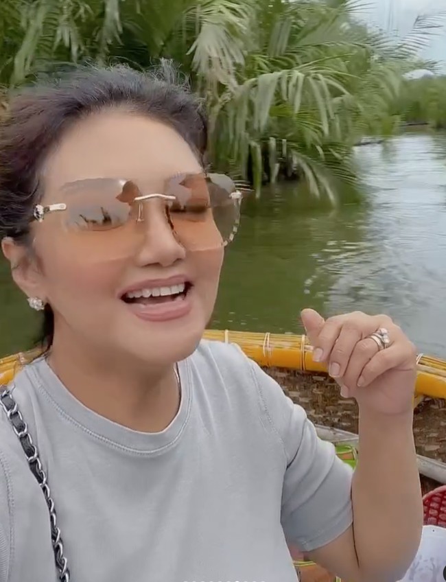 Saat berada si daerah Hoi An tersebut Bella Saphira juga terlihat menjajal atraksi dengan memutar-mutarkan perahu yang dinaikinya. Terlihat ia begitu bahagia meski mengaku pusing usai menjajal atraksi tersebut. Foto: Instagram/@bellasaphiraofficial