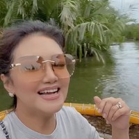 Saat berada si daerah Hoi An tersebut Bella Saphira juga terlihat menjajal atraksi dengan memutar-mutarkan perahu yang dinaikinya. Terlihat ia begitu bahagia meski mengaku pusing usai menjajal atraksi tersebut. Foto: Instagram/@bellasaphiraofficial