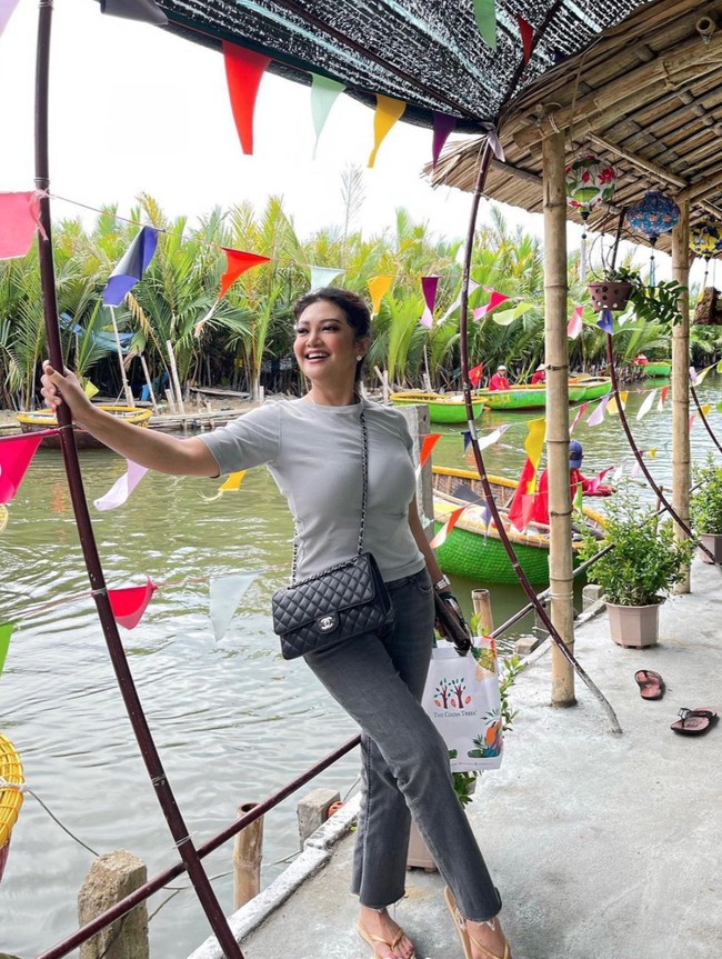 Walaupun saat ini Bella Saphira sudah menyandang status istri Letnan Jenderal (Purn) Agus Surya Bakti, namun penampilannya tetap sederhana dan santai. Seperti dalam foto, Bella hanya mengenakan kaos abu-abu yang dipadukan dengan celana jeans berwarna senada dan sebuah tas selempang hitam. Foto: Instagram/@bellasaphiraofficial