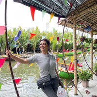 Walaupun saat ini Bella Saphira sudah menyandang status istri Letnan Jenderal (Purn) Agus Surya Bakti, namun penampilannya tetap sederhana dan santai. Seperti dalam foto, Bella hanya mengenakan kaos abu-abu yang dipadukan dengan celana jeans berwarna senada dan sebuah tas selempang hitam. Foto: Instagram/@bellasaphiraofficial