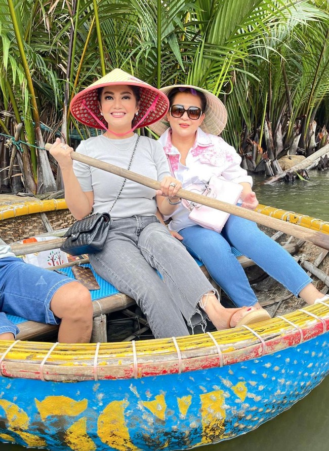 Sambil memakai caping, begini potret Bella Saphira di atas perahu. Tampil dengan hanya mengenakan makeup simpel, gaya Bella Saphira itu banyak dipuji netizen. “Keren,” komentar salah seorang netizen. “Cantik,” tambah yang lain. Foto: Instagram/@bellasaphiraofficial