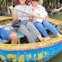 Sambil memakai caping, begini potret Bella Saphira di atas perahu. Tampil dengan hanya mengenakan makeup simpel, gaya Bella Saphira itu banyak dipuji netizen. “Keren,” komentar salah seorang netizen. “Cantik,” tambah yang lain. Foto: Instagram/@bellasaphiraofficial