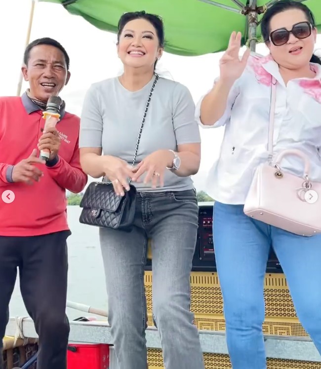 Bella juga terlihat sempat ikut berjoget di atas perahu. Lagi-lagi ia kembali memamerkan senyum sumringahnya. Foto: Instagram/@bellasaphiraofficial