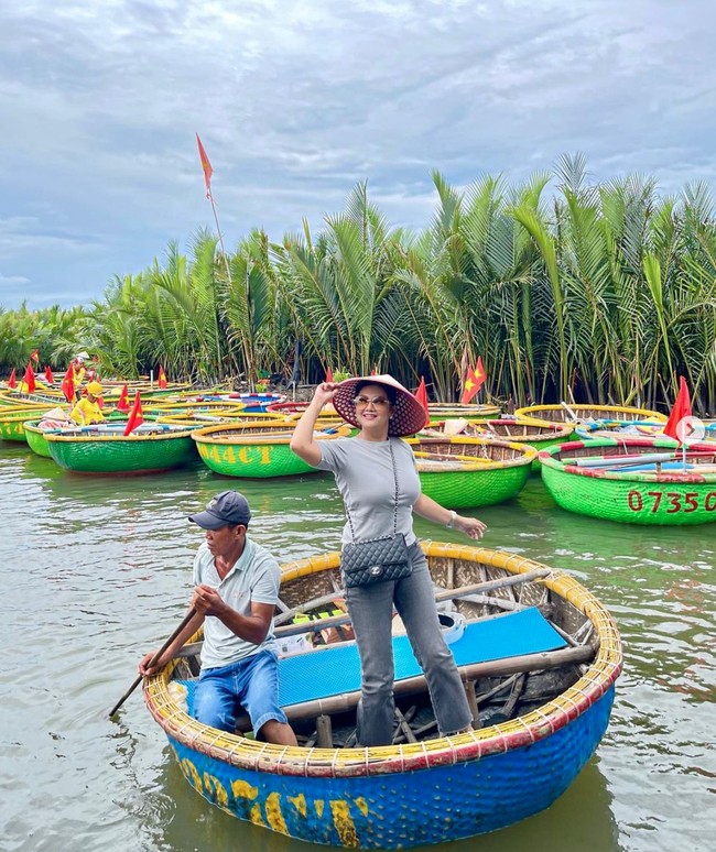 Setelah menikah, Bella Saphira memang sudah jarang terlihat di layar kaca. Baru-baru ini penampilan istri petinggi TNI AD itu kembali mencuri atensi kal dirinya terlihat berlibur ke Vietnam. Foto: Instagram/@bellasaphiraofficial