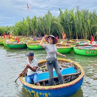 Setelah menikah, Bella Saphira memang sudah jarang terlihat di layar kaca. Baru-baru ini penampilan istri petinggi TNI AD itu kembali mencuri atensi kal dirinya terlihat berlibur ke Vietnam. Foto: Instagram/@bellasaphiraofficial