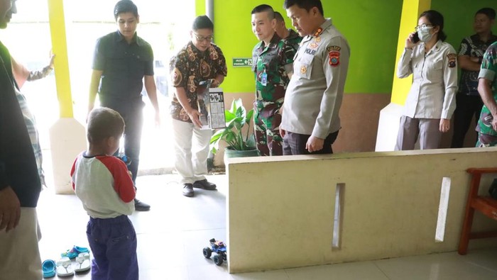 Bocah yang disetrika tantenya di Simalungun saat hendak dibawa pulang dari rumah sakit. (Istimewa)
