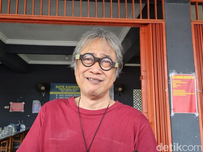 Budayawan Butet Kertaredjasa di kediamannya usai bertemu Yenny Wahid, Jumat (13/10/2023).