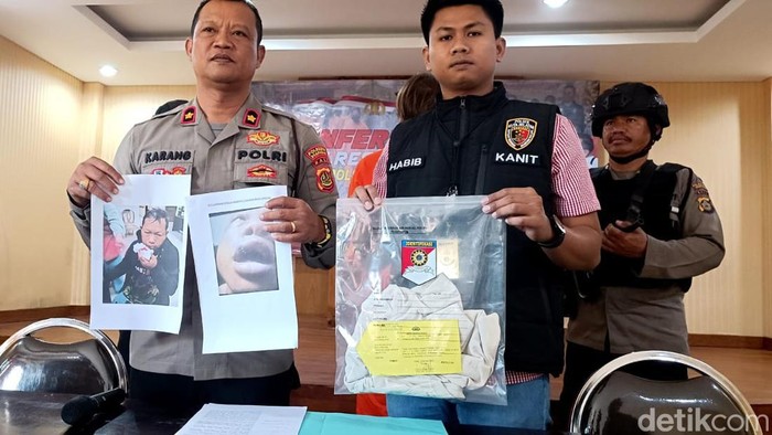 Polisi menggiring Krasnoshtanov ke ruang tahanan di Mako Polsek Kuta Selatan, Jumat (13/10/2023).