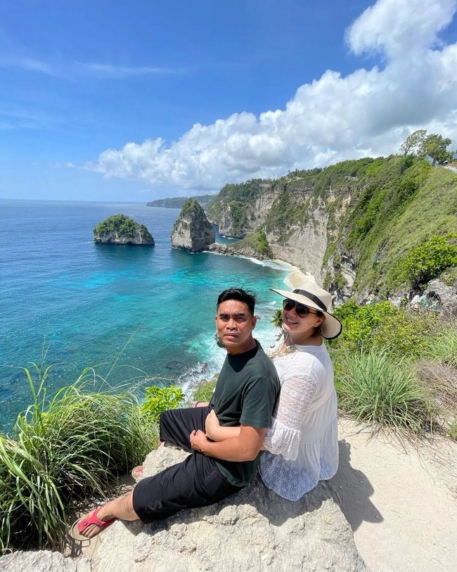 Catherine mengaku usai menikah dirinya masih menetap di Jakarta dan memutuskan bolak-balik ke Makassar karena kesibukannya dengan jadwal syuting dan kegiatan lainnya. Foto: Instagram/@cathrinewilson @idham_mase