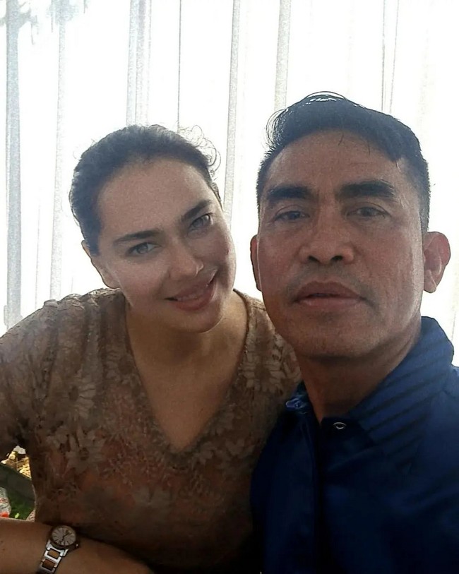 Idham Masse pun tak segan mengungkapkan rasa cintanya dengan berkomentar romantis di foto yang diunggah wanita 42 tahun tersebut. “Istriku tercinta,” tulis Idham dalam unggahan tertanggal 28 Mei 2023. Foto: Instagram/@cathrinewilson @idham_mase