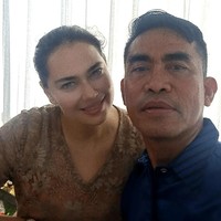 Idham Masse pun tak segan mengungkapkan rasa cintanya dengan berkomentar romantis di foto yang diunggah wanita 42 tahun tersebut. “Istriku tercinta,” tulis Idham dalam unggahan tertanggal 28 Mei 2023. Foto: Instagram/@cathrinewilson @idham_mase