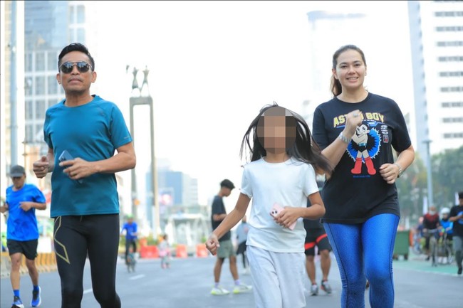 Catherine Wilson juga sempat mengunggah aktivitasnya bersama suami dan putri sambungnya saat Car Free Day, pada September 2023. Foto: Instagram/@cathrinewilson @idham_mase