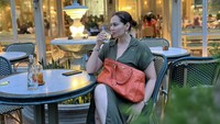 Model 42 tahun itu pun harus melajang untuk kedua kalinya. Ia akan kembali menikmati momen-momen sendiri, seperti ketika santai di restoran ini. Foto: Instagram cathrinewilson
