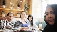 Catherine juga kerap menunjukkan momen kulineran bareng keluarga. Kali ini mereka menikmati hotpot dengan beragam isian. Wah, sepertinya menunya lengkap ya? Foto: Instagram cathrinewilson