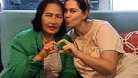 Catherine mengucapkan hari ibu dengan unggahan spesial. Ia memamerkan fotonya makan berdua dengan sang ibu. Foto: Instagram cathrinewilson