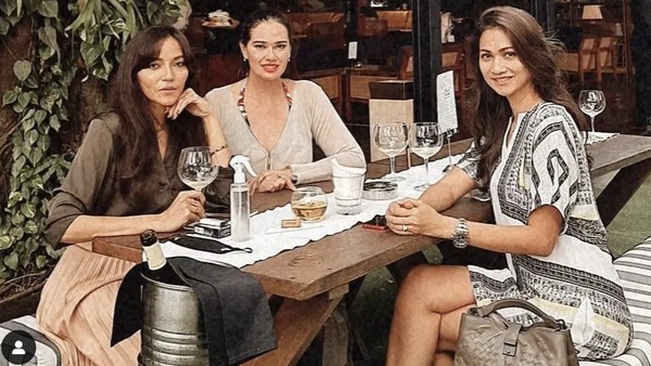 Catherine Wilson Hobi Makan Bareng Keluarga dan Sahabat, Intip Momennya