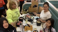 Hotpot sepertinya menjadi sajian favorit Catherine dan keluarga. Pada momen ini terlihat mereka menikmati hidangan berkuah itu, lengkap dengan menu grill. Foto: Instagram cathrinewilson