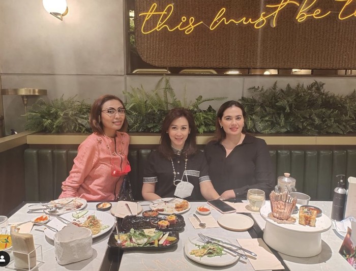 Catherine Wilson Hobi Makan Bareng Keluarga dan Sahabat, Intip Momennya