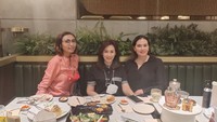 Di Instagram Catherine juga sering mengunggah momen makan bareng teman-teman dekatnya, termasuk yang sudah lama tak bersua. Wah, di meja ada hidangan apa saja ya? Foto: Instagram cathrinewilson