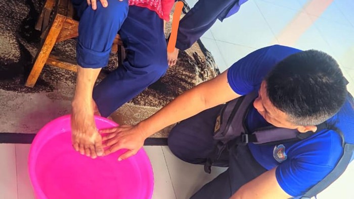 Dakar Kabupaten Bogor membantu ibu yang kakinya nempel di karpet gegara injak lem