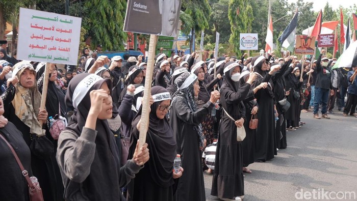 Demo warga Kota Probolinggo dukung Palestina di depan Kantor DPRD.