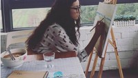 Momen ini memperlihatkan Dilraba Dilmurat sedang melukis. Banyak netizen yang salah fokus dengan ramen yang disajikan di sampingnya. Foto: Instagram @dear_dlrb