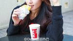 Cantiknya Dilraba Dilmurat Saat Santap Kue Manis Favoritnya
