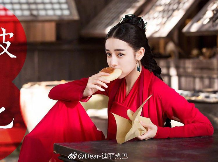 Cantiknya Dilraba Dilmurat Saat Santap Kue Manis Favoritnya