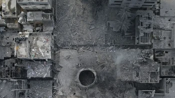 Kini Masjid Yassin sudah rata dengan tanah. Foto: Hatem Moussa/Associated Press, Google Earth