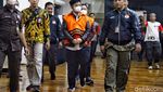Foto-foto Eks Mentan Syahrul Yasin Limpo Berompi Oranye dan Diborgol