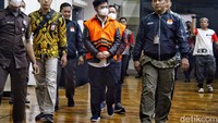 Syahrul Yasin Limpo keluar dari ruang pemeriksaan dengan memakai rompi tahanan dengan tangan diborgol.
