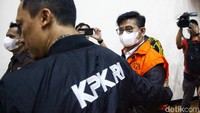 Syahrul Yasin Limpo digiring ke ruang konferensi pers. Sebagai informasi, KPK menggelar konferensi pers penahanan Syahrul Yasin Limpo.