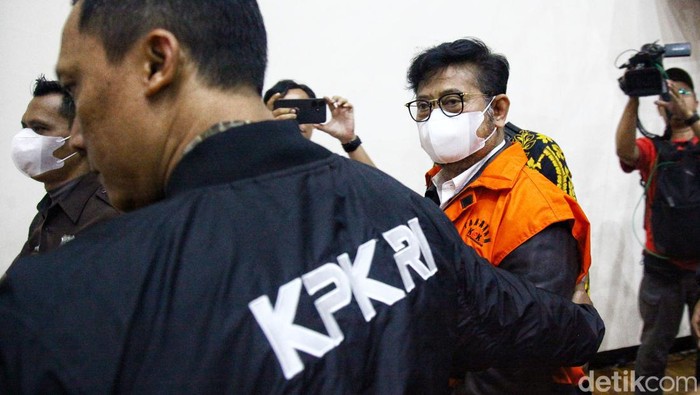 Foto-foto Eks Mentan Syahrul Yasin Limpo Berompi Oranye dan Diborgol