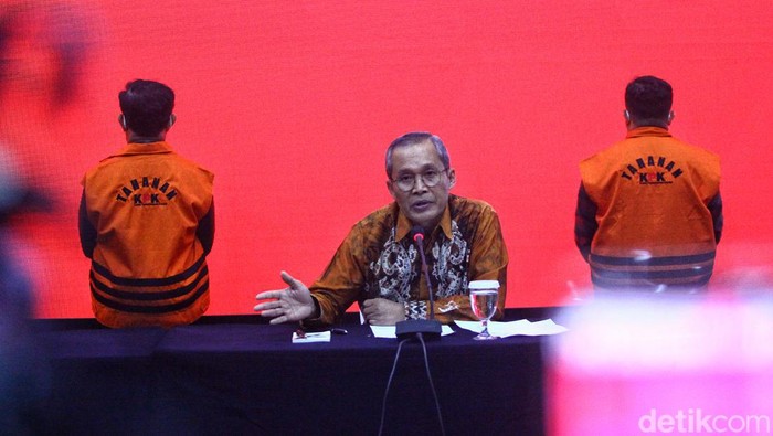 Foto-foto Eks Mentan Syahrul Yasin Limpo Berompi Oranye dan Diborgol