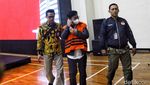 Foto-foto Eks Mentan Syahrul Yasin Limpo Berompi Oranye dan Diborgol