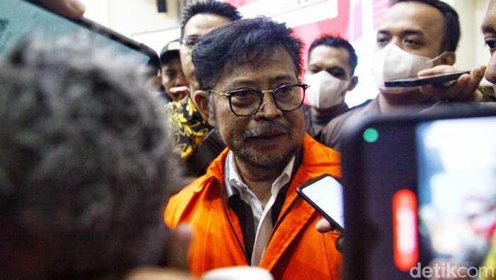 Foto-foto Eks Mentan Syahrul Yasin Limpo Berompi Oranye dan Diborgol